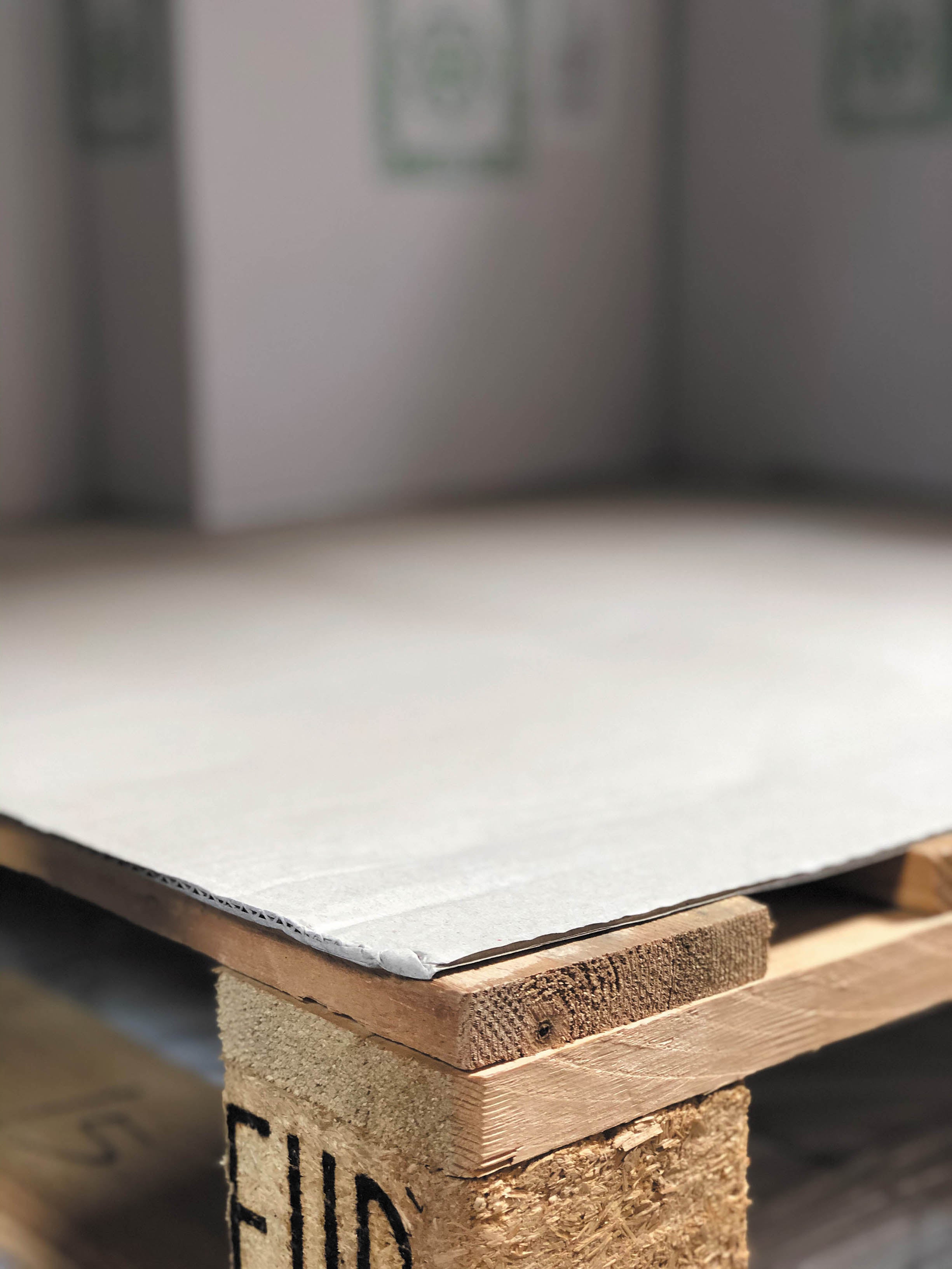 Plaque intercalaire de palette double cannelure