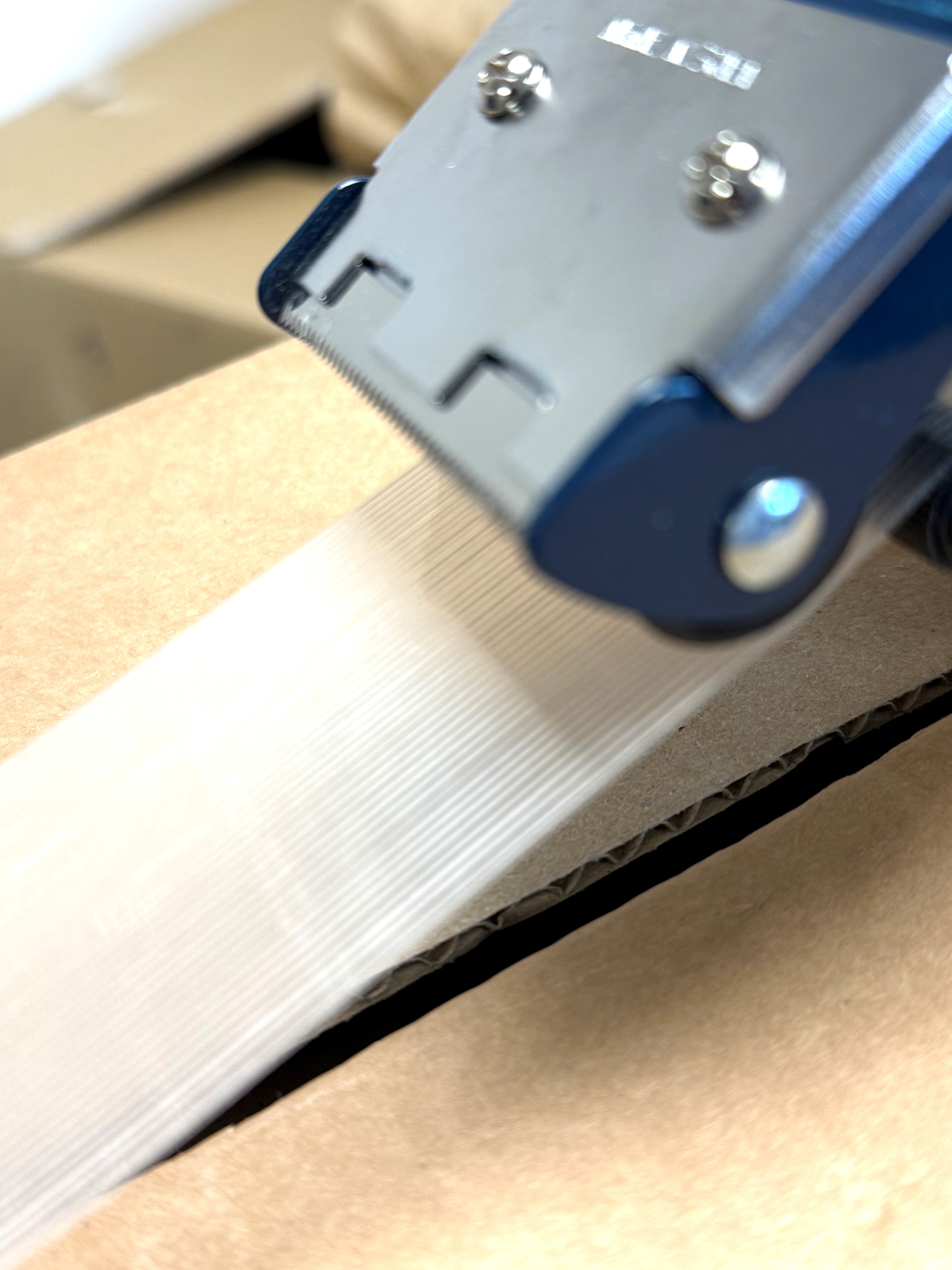 Dévidoir économique pour adhésif renforcé