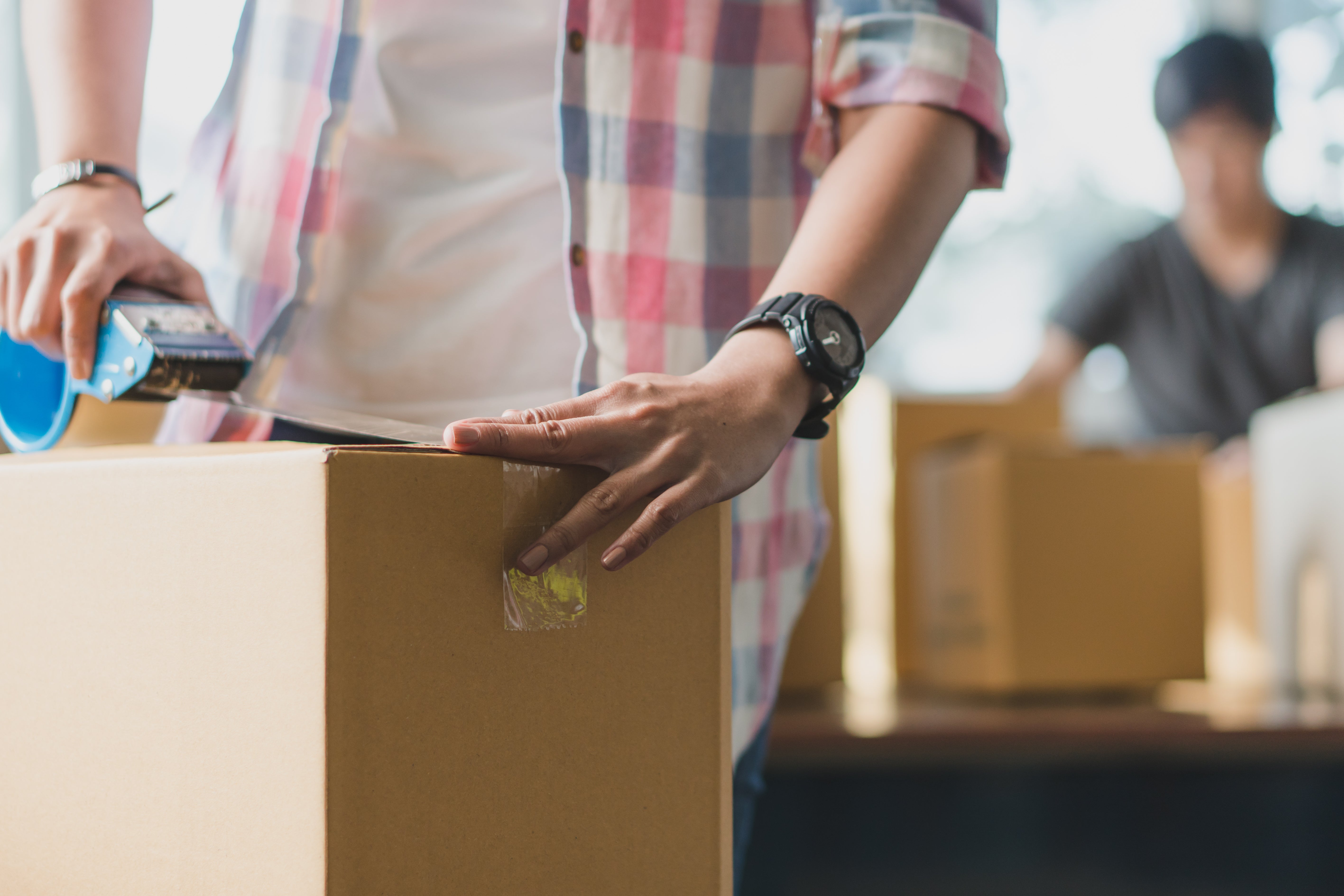 Dévidoir économique pour adhésif renforcé