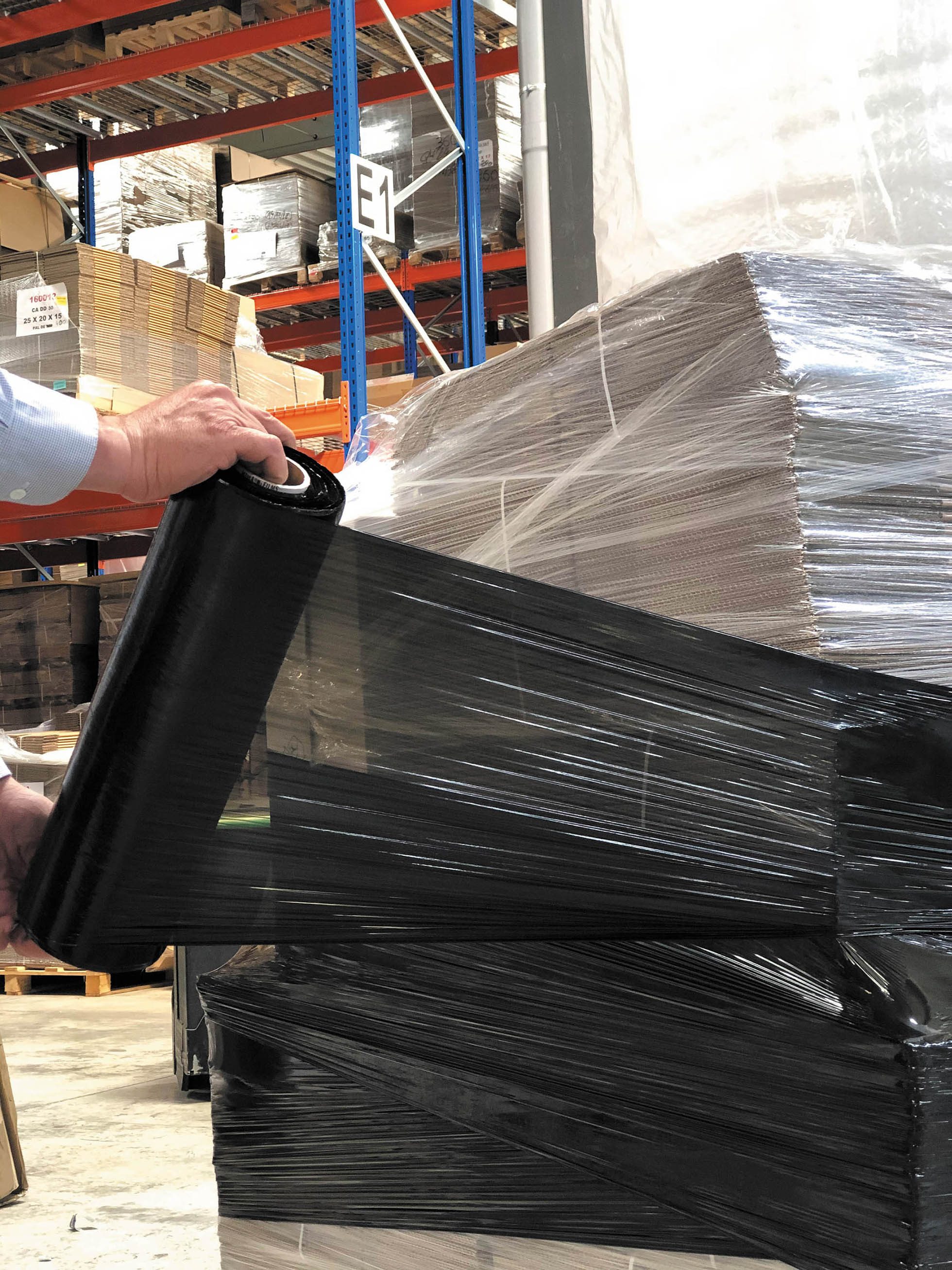 Film pré-étiré manuel noir opaque en carton